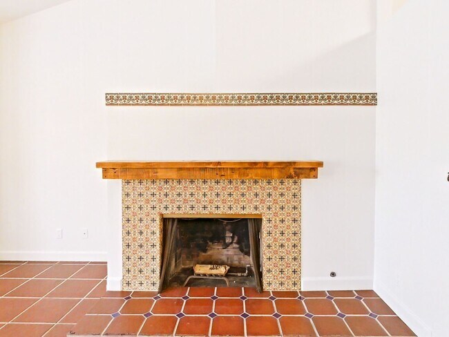 Building Photo - Charming 2-Bedroom Single-Story Furnished ...