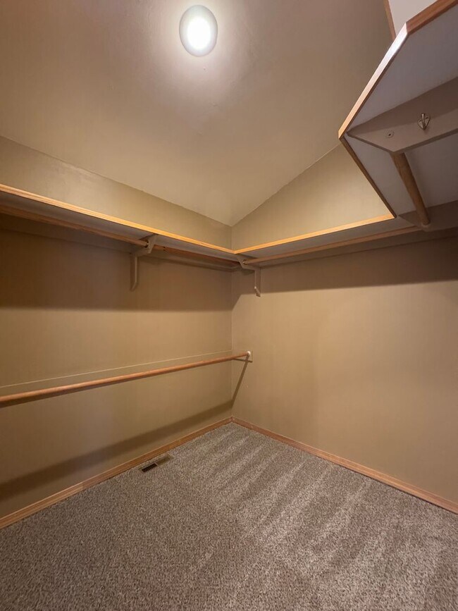 Building Photo - Spacious 6 Bedroom, 3 Bathroom Home Near CWU