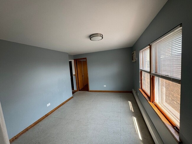 Building Photo - 3014 W 59th St