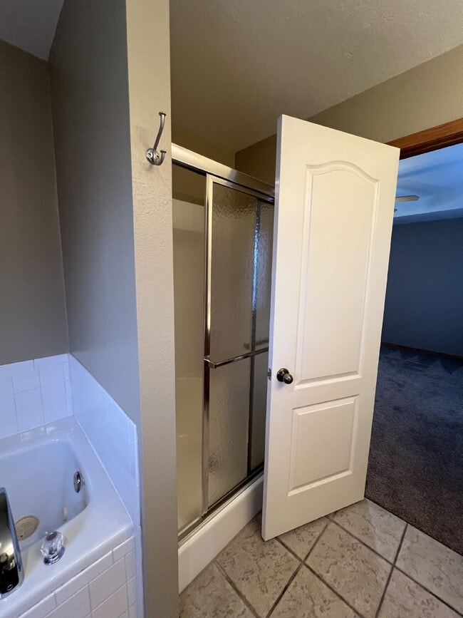 Building Photo - 3BR / 2BA  - with Fenced in backyard