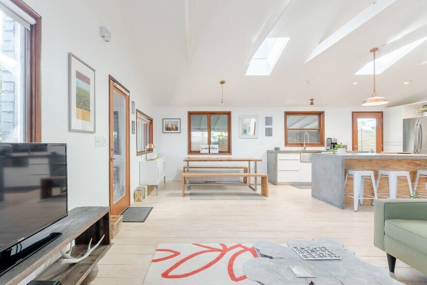 Building Photo - 4633 N Gantenbein Ave