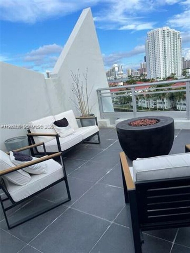 Building Photo - 2950 NE 188th St