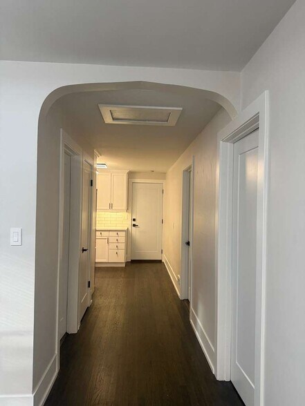 Building Photo - 4846 W Roscoe St