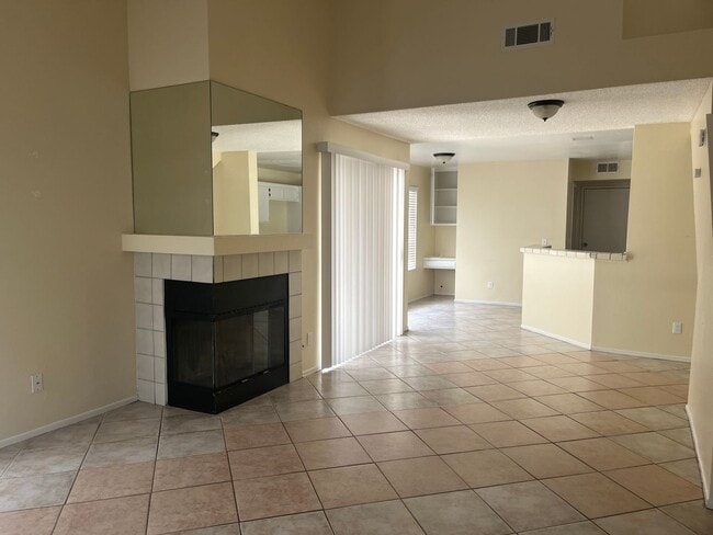 Building Photo - 2BD/ 3BTH TOWNHOUSE EAST PALMDALE