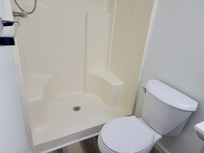 Bath off primary BR - 1001 Nanroc Dr