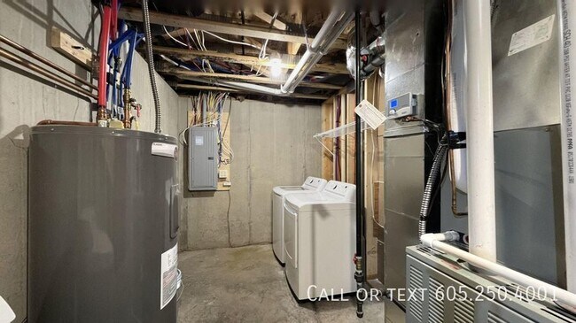 Building Photo - Spacious 4 Bedroom 3 Bathroom home with Va...