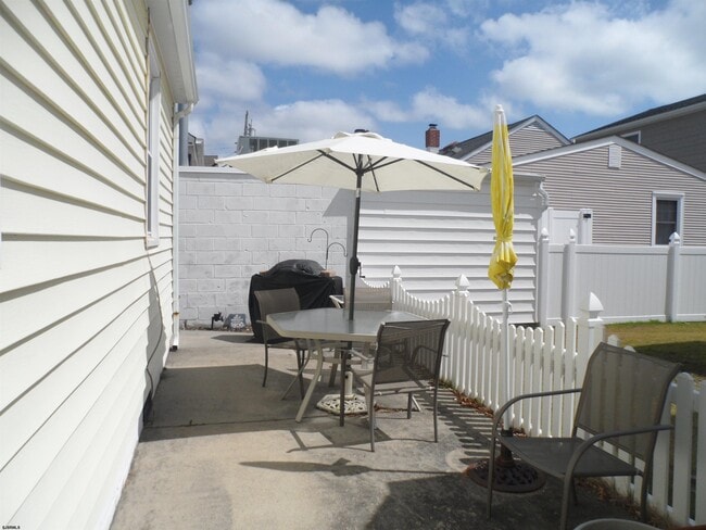 Building Photo - 205 N Essex Ave