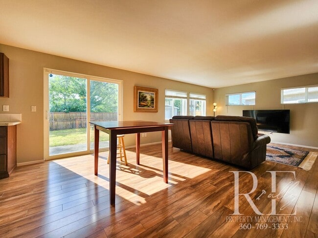 Building Photo - Spacious Silverdale Home with Large Fenced...