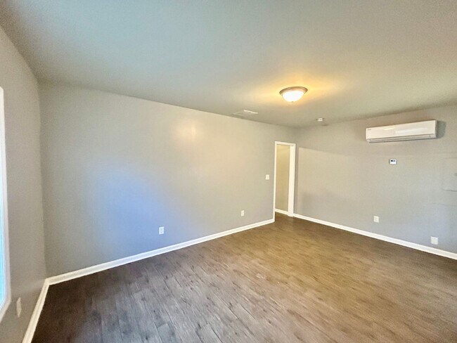 Building Photo - 1 Bedroom House Downtown!