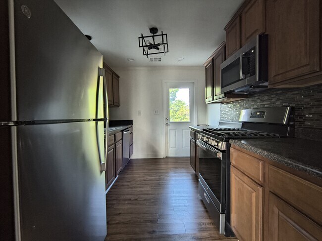 Building Photo - 206 S Elm St