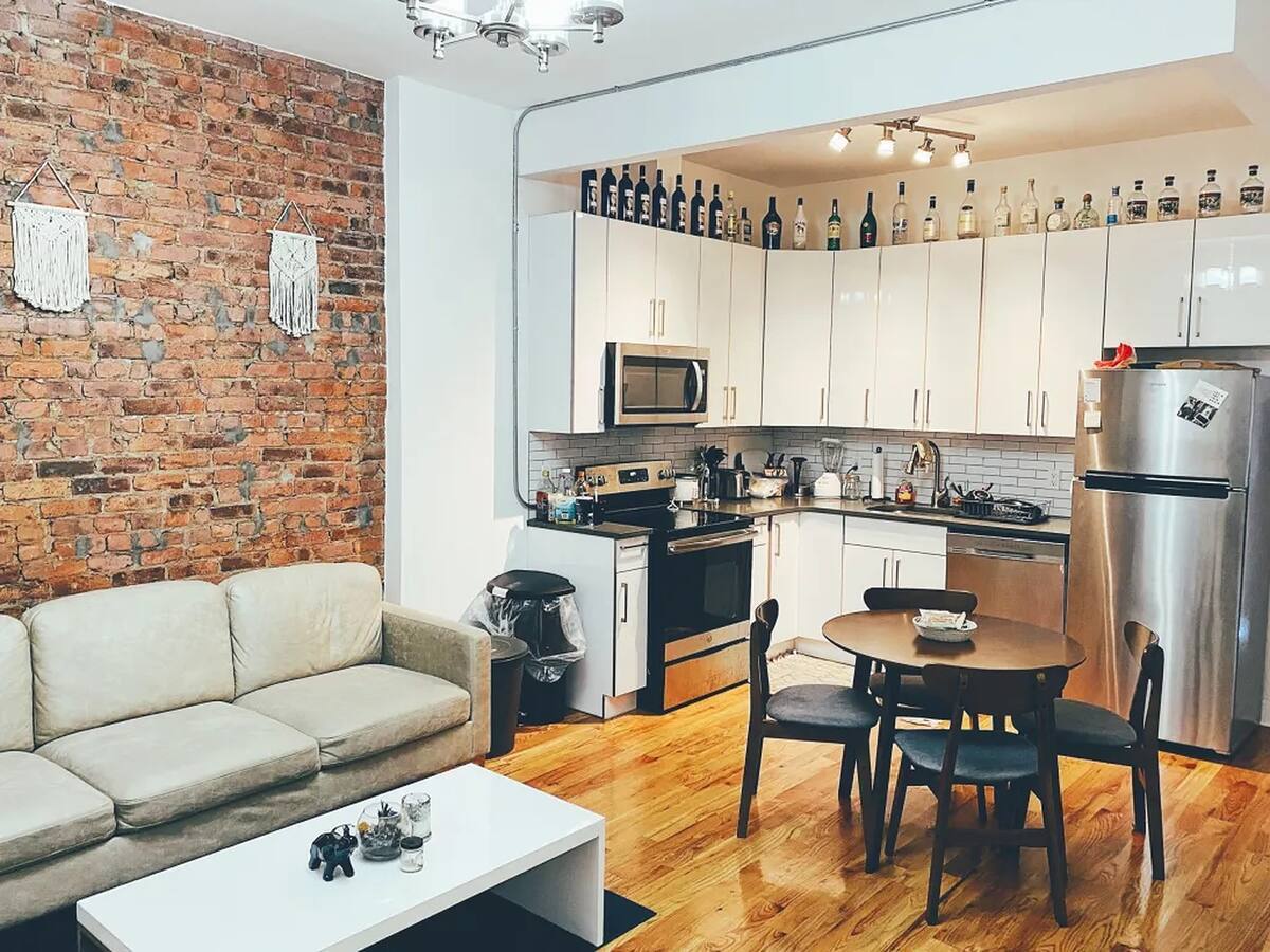 Building Photo - Central AC, washer/dryer, Exposed Brick Ro...