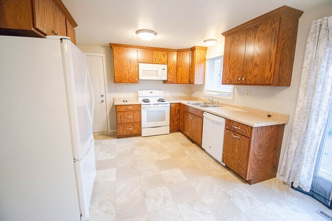 Building Photo - Ranch-style home with great fenced yard & patio!