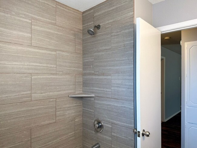 Building Photo - 3 Bedroom / 2 Bath / 2 Car Garage in Quiet...