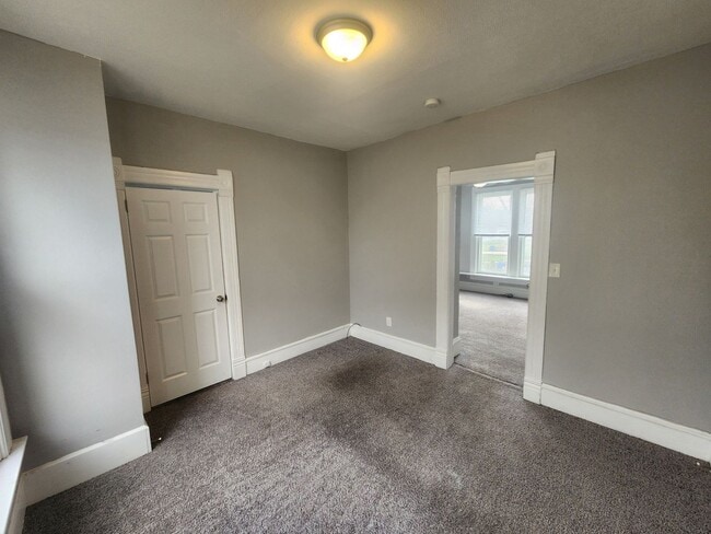Building Photo - Large 4 bedroom house