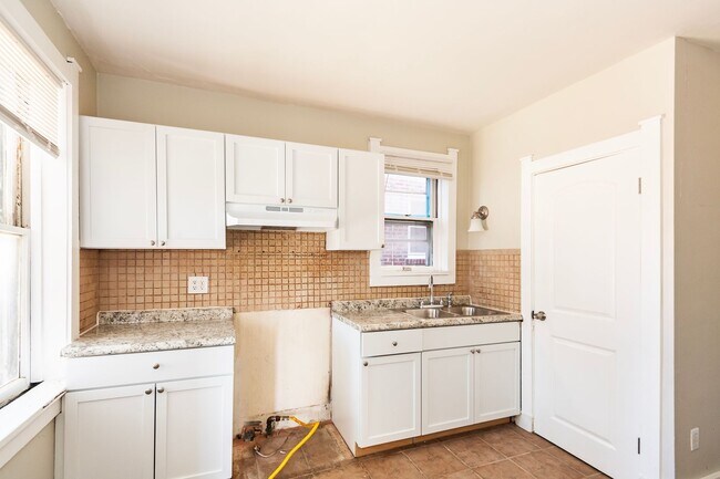Building Photo - 4926 Winona Ave