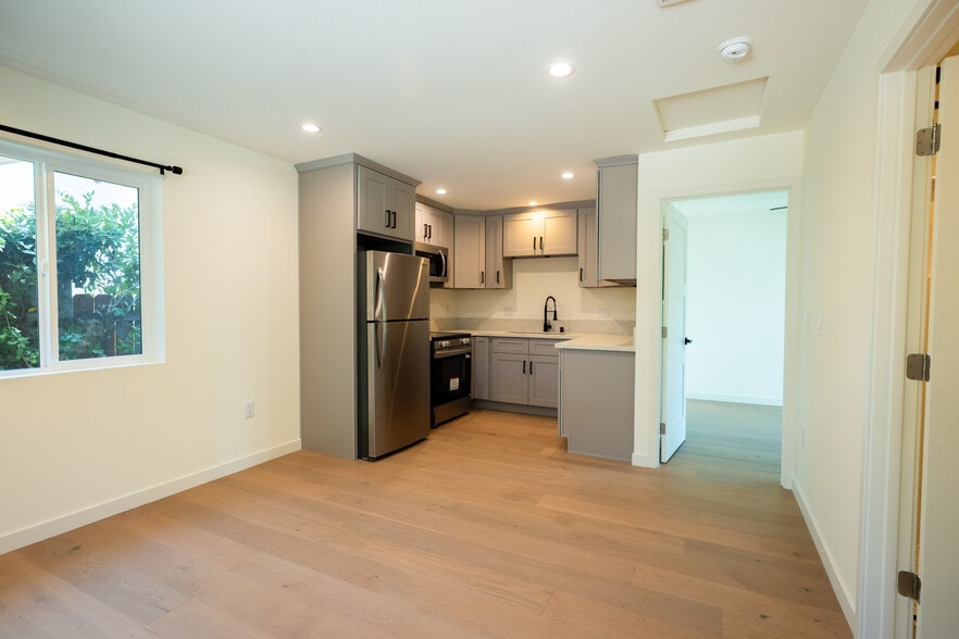 Building Photo - 1726 N Los Robles Ave