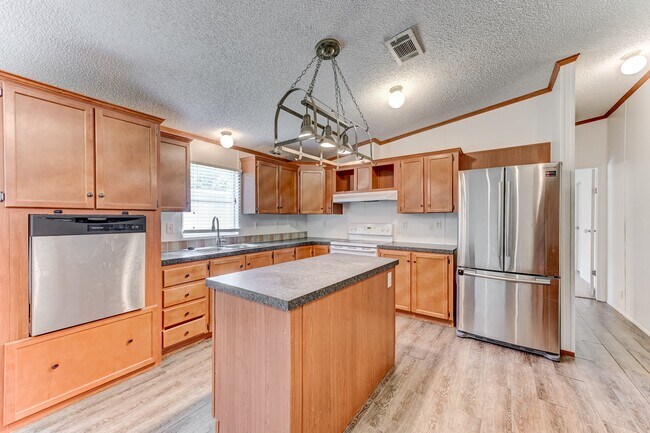 Building Photo - 418 County Rd 643