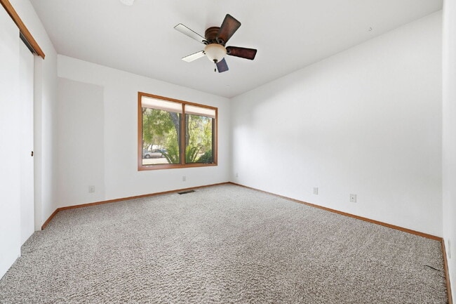 Building Photo - Beautiful Executive Level Rental on Golf Course