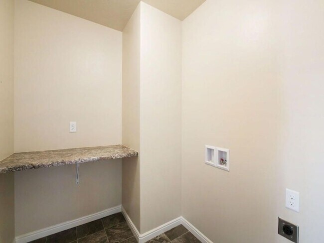 Building Photo - Beautiful 3 Bedroom, 2 bathroom Home in Hu...