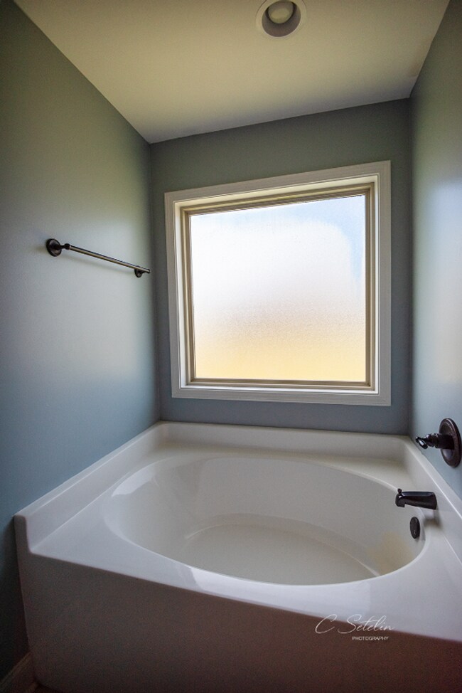 Building Photo - Gorgeous home available from June 10th!