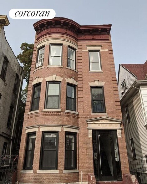 Building Photo - 582 E 28th St