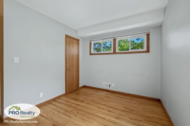 Building Photo - 3 Bedroom Home in Bloomington