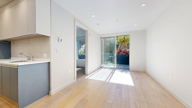 Building Photo - 606 Capp St