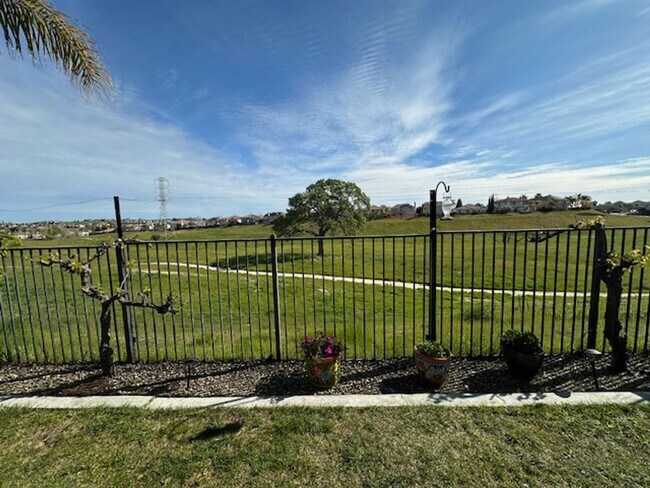 Building Photo - Brentwood 4 bd/ 2.5 bath with Speakeasy Ro...