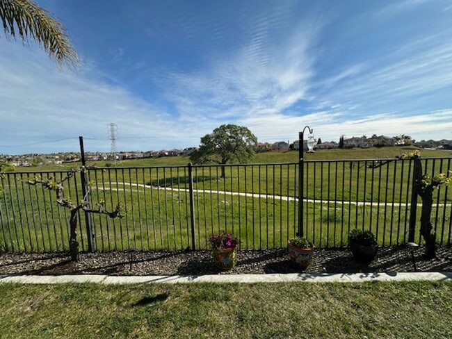 Building Photo - Brentwood 4 bd/2.5 bath with Speakeasy Room behind 2 car garage! Incredible backyard patio, outdo...