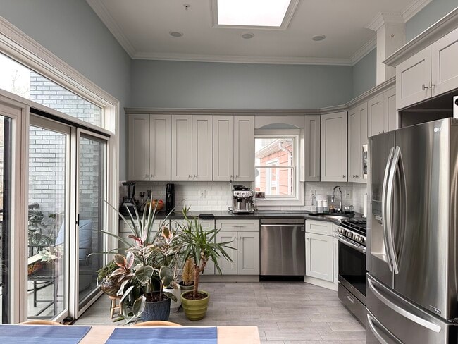 Building Photo - 37 Spruce St