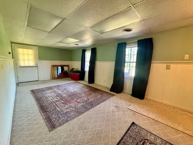 Building Photo - 353 Forest Rd