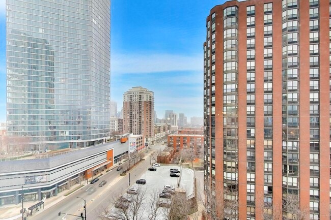 Building Photo - 899 S Plymouth Ct