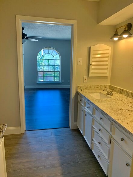 Master bathroom - 3214 Continental Dr