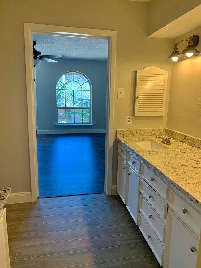 Master bathroom - 3214 Continental Dr