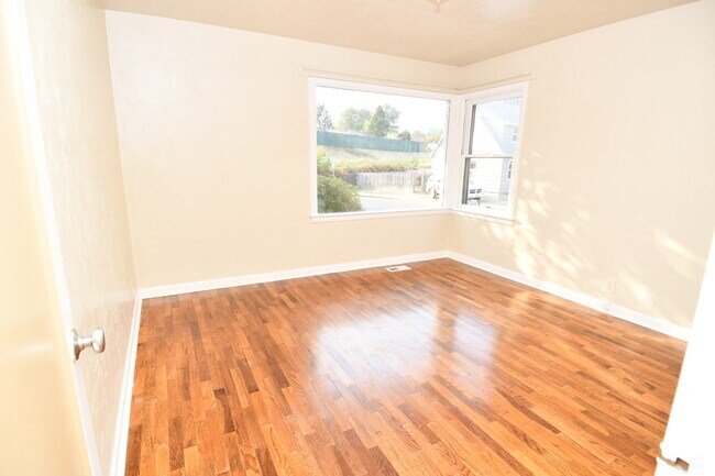 Building Photo - 365 W Birch Ct