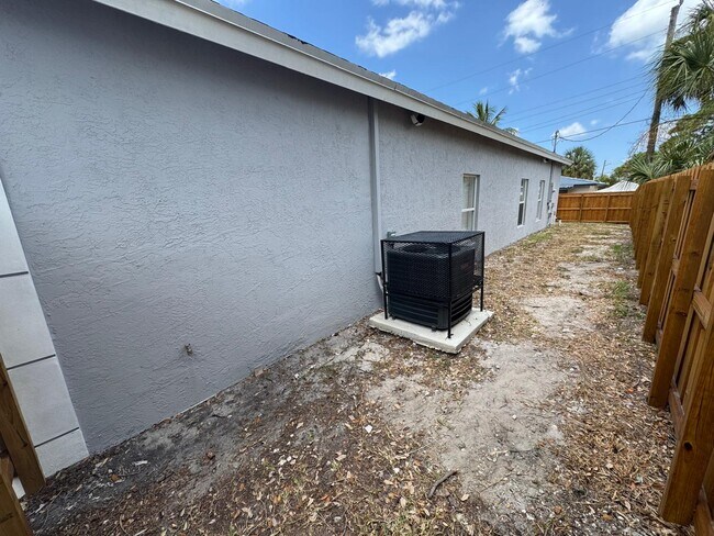 Building Photo - 890 NW 25th Ave