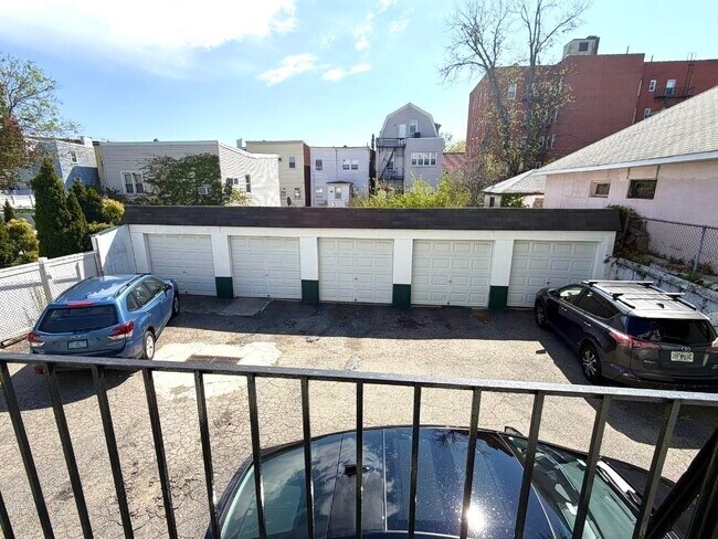 Building Photo - 927 18th St