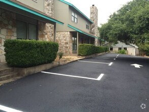 Building Photo - FANTASTIC 2 BED / 1.5 BATH in SOUTH AUSTIN