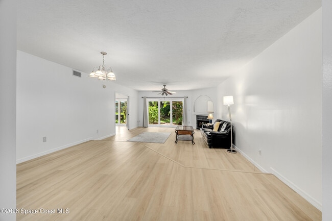 Building Photo - 105 La Costa St