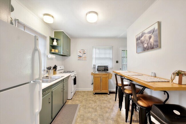 Building Photo - 303 Hessel Blvd