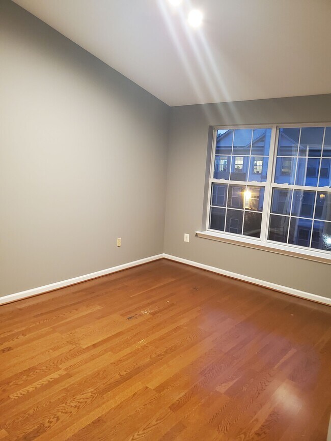 Master Bedroom with vaulted ceilings - 5921 Founders Crossing Ct