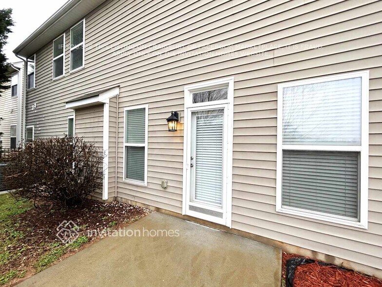 Building Photo - 1631 Eastway Dr