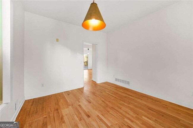 Building Photo - 1086 Pine Grove Ave NE