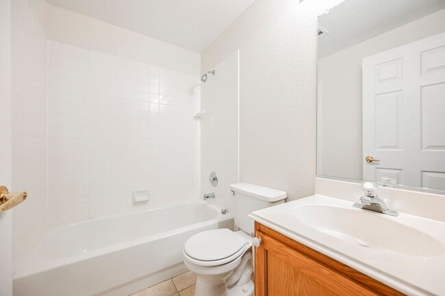 Building Photo - Gated Community townhome, with private garage