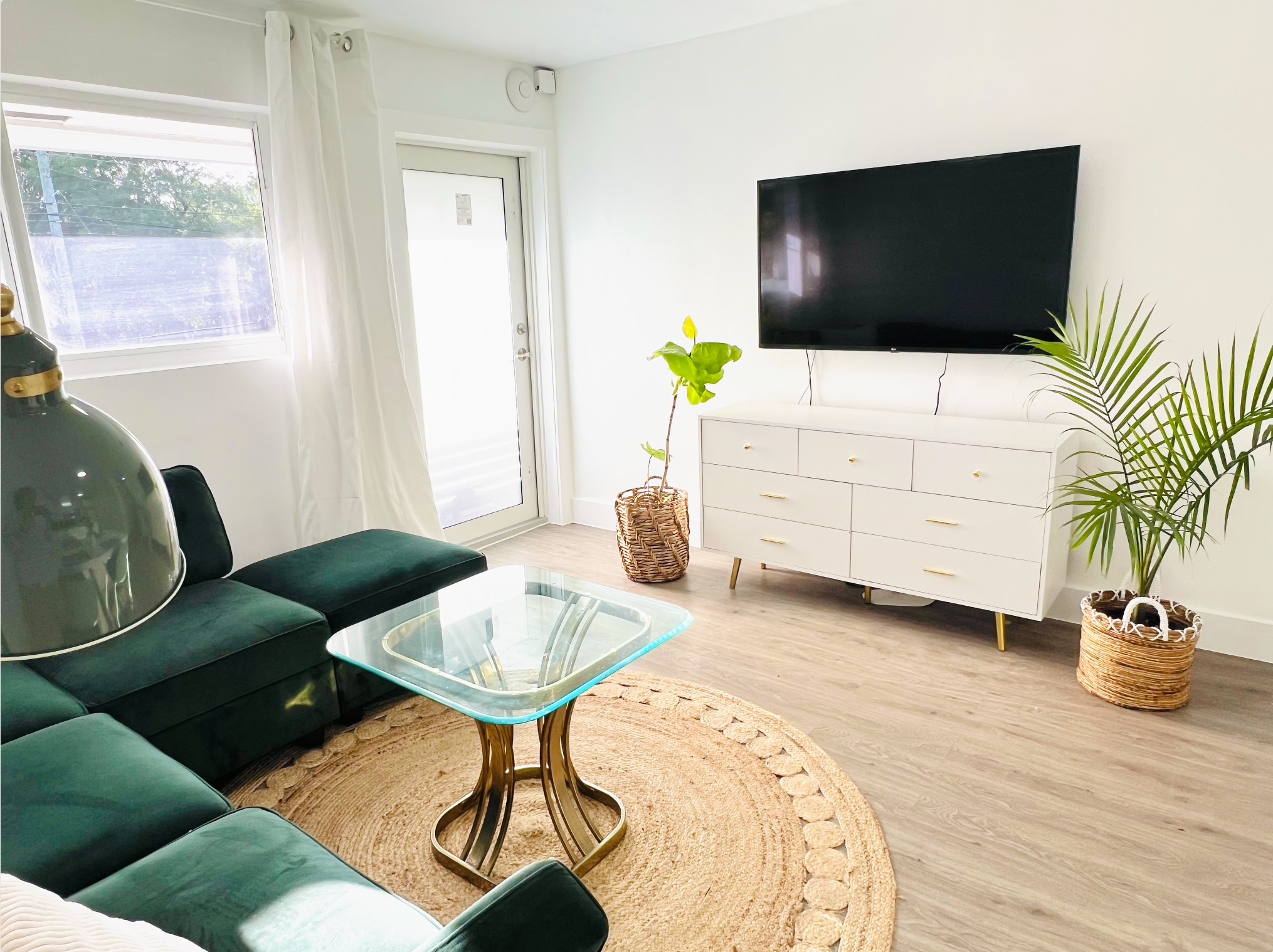 Smart TV - 6863 NW 2nd Ave