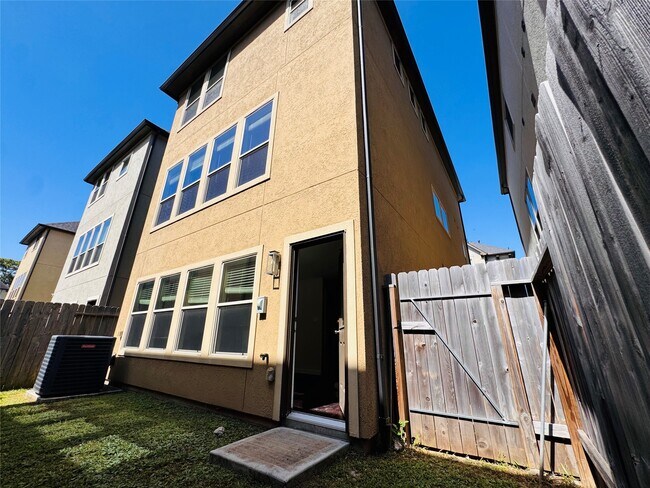 Building Photo - 10009 Spring Shadows Park Cir