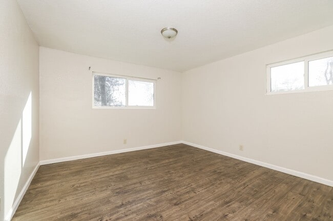 Building Photo - PURE Property Management Presents: 3 Bedroom 2 Bath in Santa Rosa. Water & Sewer Included !