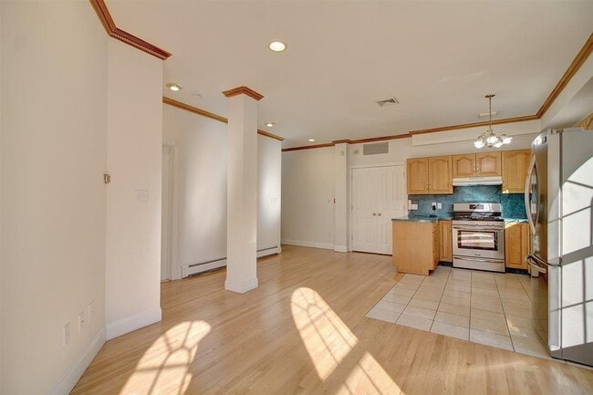 Building Photo - 600 Grand St