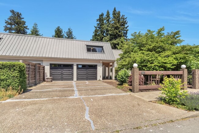 Building Photo - 8665 SW Chinook St