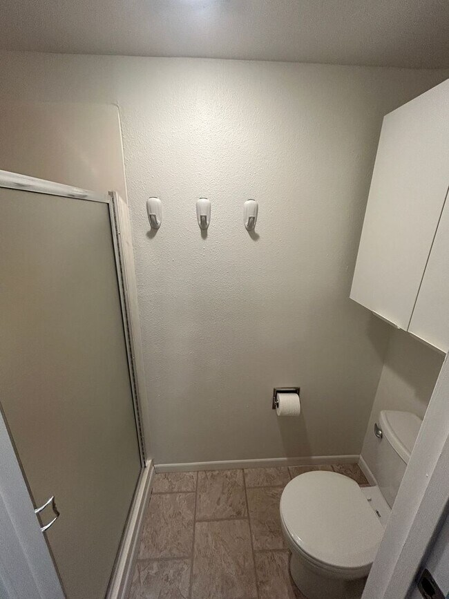 Building Photo - 3 Bed, 1.75 bath Condo w/2 parking spots i...